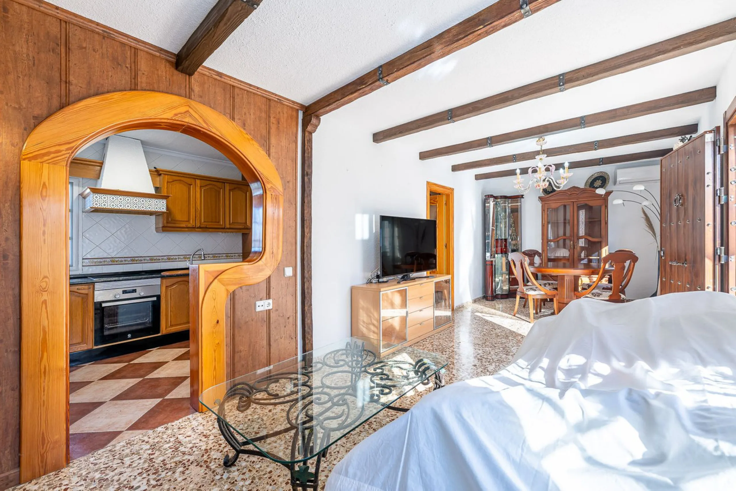 Imagine coming home and being welcomed by silence, light, and space. Live without rushing, with privacy, your own land, and the freedom that only a detached villa can offer in El Romeral, one of the quietest and most sought-after areas of Alhaurín de la T