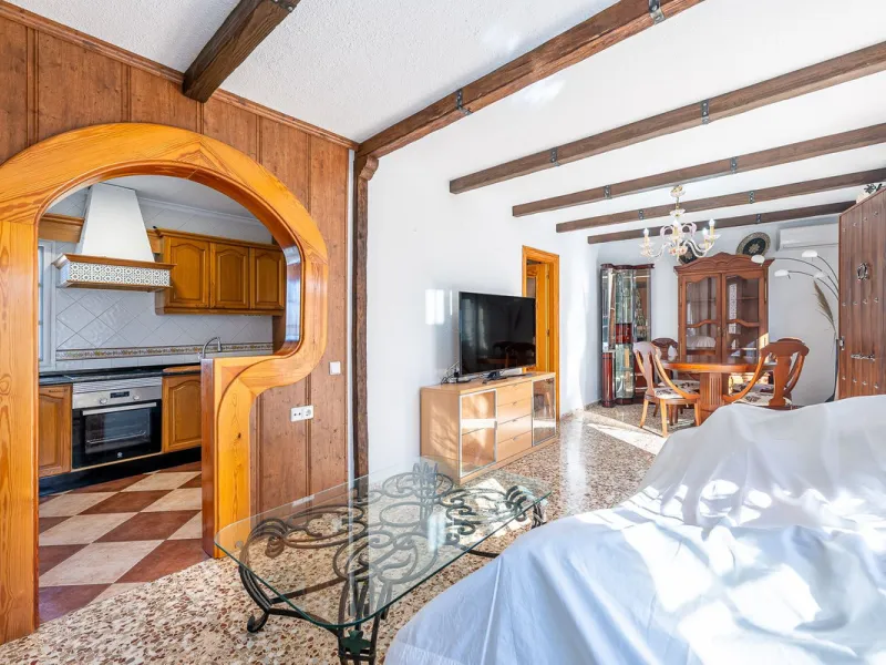 Imagine coming home and being welcomed by silence, light, and space. Live without rushing, with privacy, your own land, and the freedom that only a detached villa can offer in El Romeral, one of the quietest and most sought-after areas of Alhaurín de la T