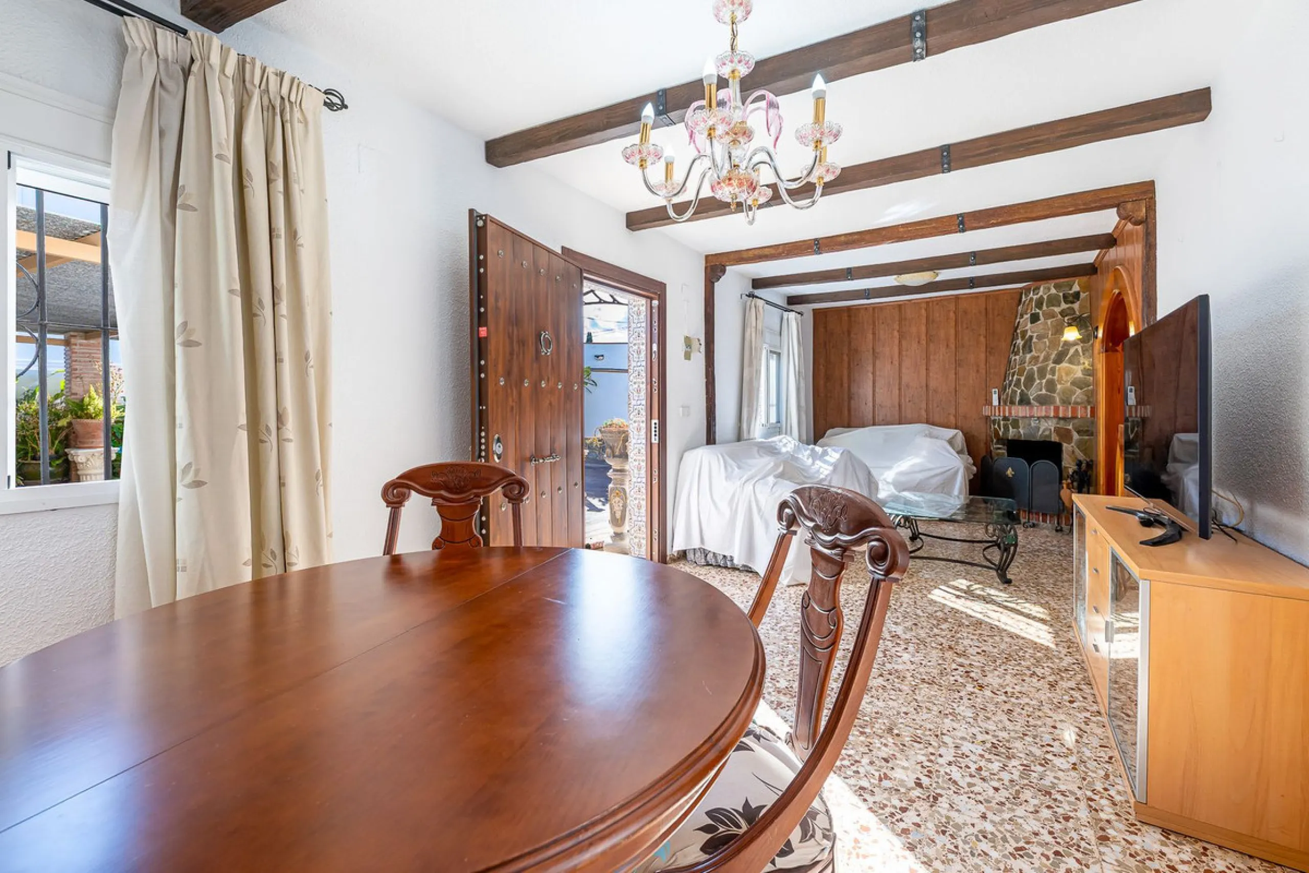 Imagine coming home and being welcomed by silence, light, and space. Live without rushing, with privacy, your own land, and the freedom that only a detached villa can offer in El Romeral, one of the quietest and most sought-after areas of Alhaurín de la T