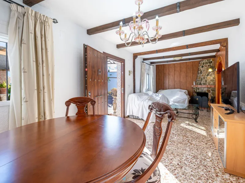 Imagine coming home and being welcomed by silence, light, and space. Live without rushing, with privacy, your own land, and the freedom that only a detached villa can offer in El Romeral, one of the quietest and most sought-after areas of Alhaurín de la T