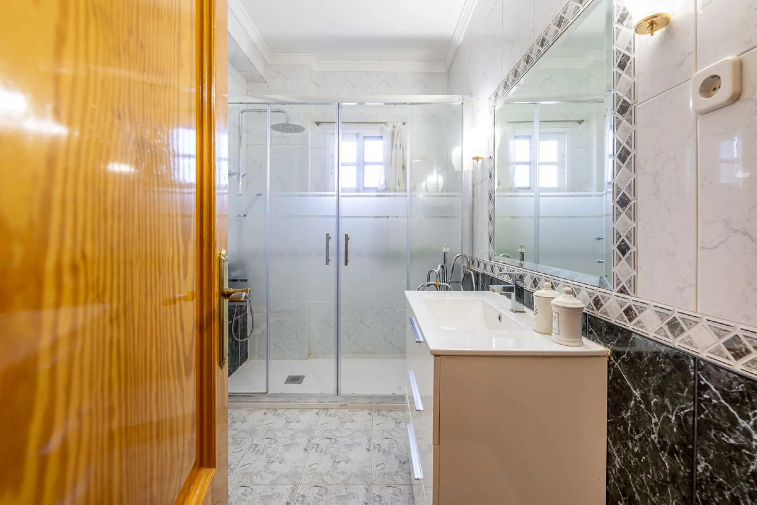 Imagine coming home and being welcomed by silence, light, and space. Live without rushing, with privacy, your own land, and the freedom that only a detached villa can offer in El Romeral, one of the quietest and most sought-after areas of Alhaurín de la T