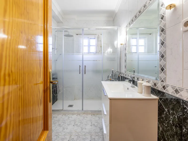Imagine coming home and being welcomed by silence, light, and space. Live without rushing, with privacy, your own land, and the freedom that only a detached villa can offer in El Romeral, one of the quietest and most sought-after areas of Alhaurín de la T