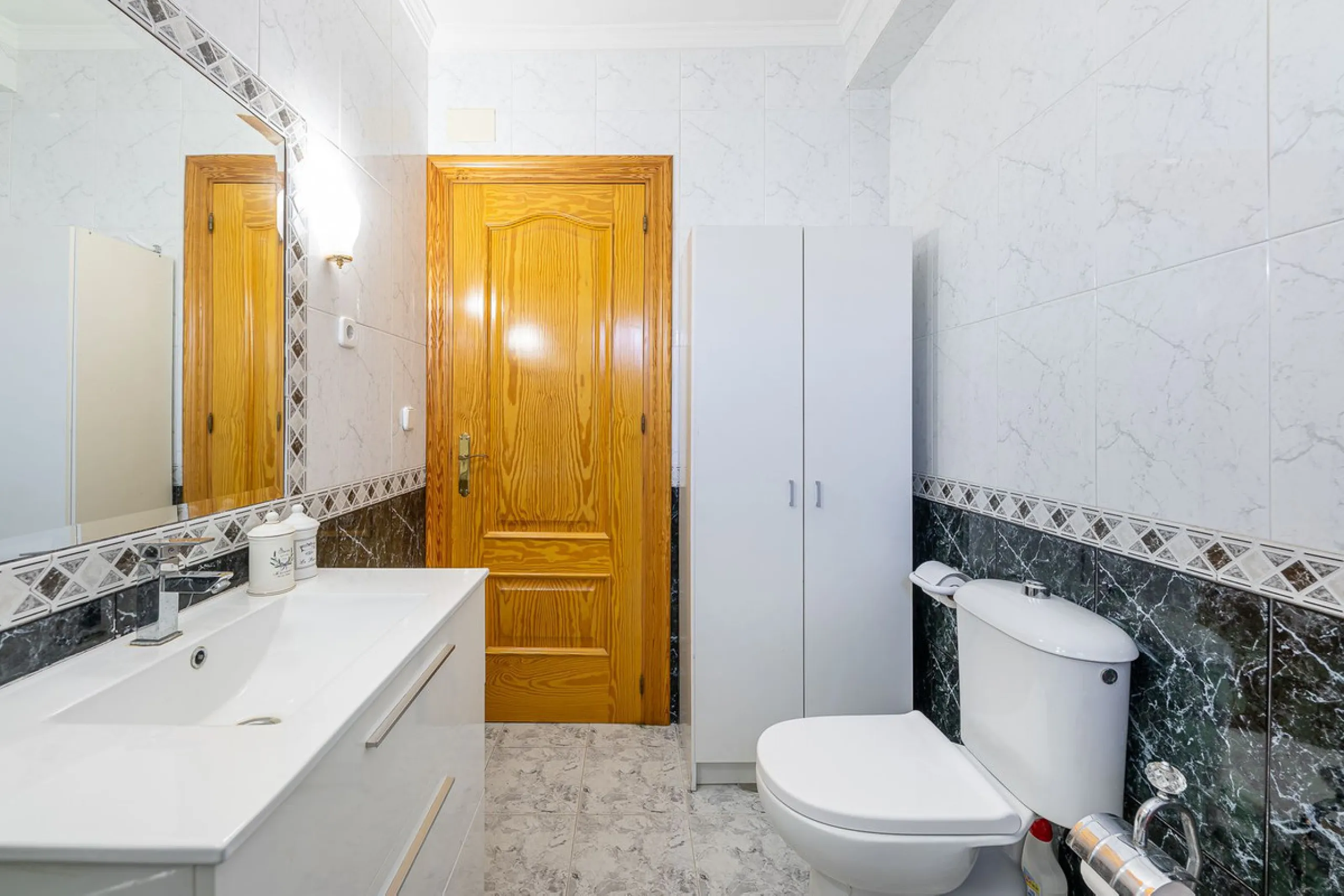 Imagine coming home and being welcomed by silence, light, and space. Live without rushing, with privacy, your own land, and the freedom that only a detached villa can offer in El Romeral, one of the quietest and most sought-after areas of Alhaurín de la T