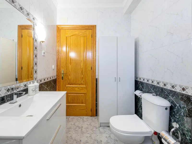 Imagine coming home and being welcomed by silence, light, and space. Live without rushing, with privacy, your own land, and the freedom that only a detached villa can offer in El Romeral, one of the quietest and most sought-after areas of Alhaurín de la T