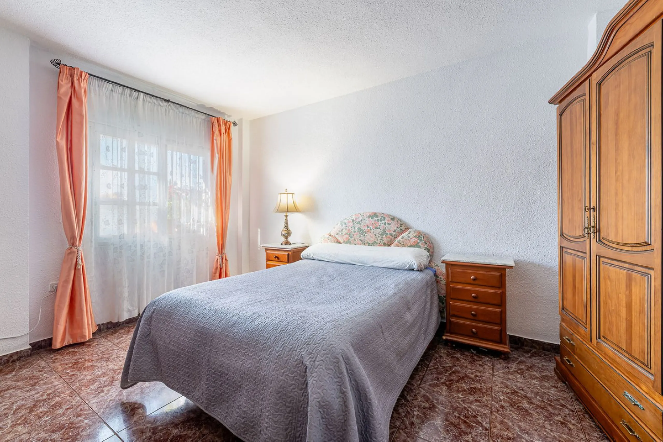 Imagine coming home and being welcomed by silence, light, and space. Live without rushing, with privacy, your own land, and the freedom that only a detached villa can offer in El Romeral, one of the quietest and most sought-after areas of Alhaurín de la T