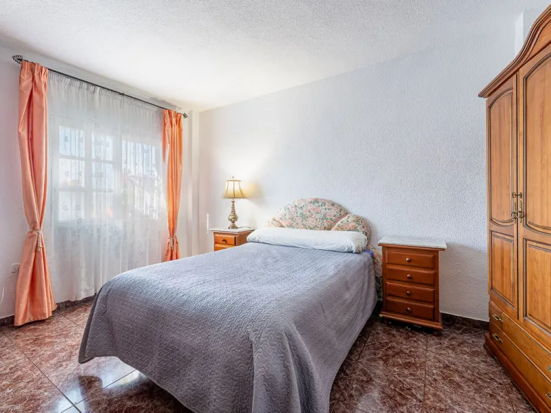 Imagine coming home and being welcomed by silence, light, and space. Live without rushing, with privacy, your own land, and the freedom that only a detached villa can offer in El Romeral, one of the quietest and most sought-after areas of Alhaurín de la T