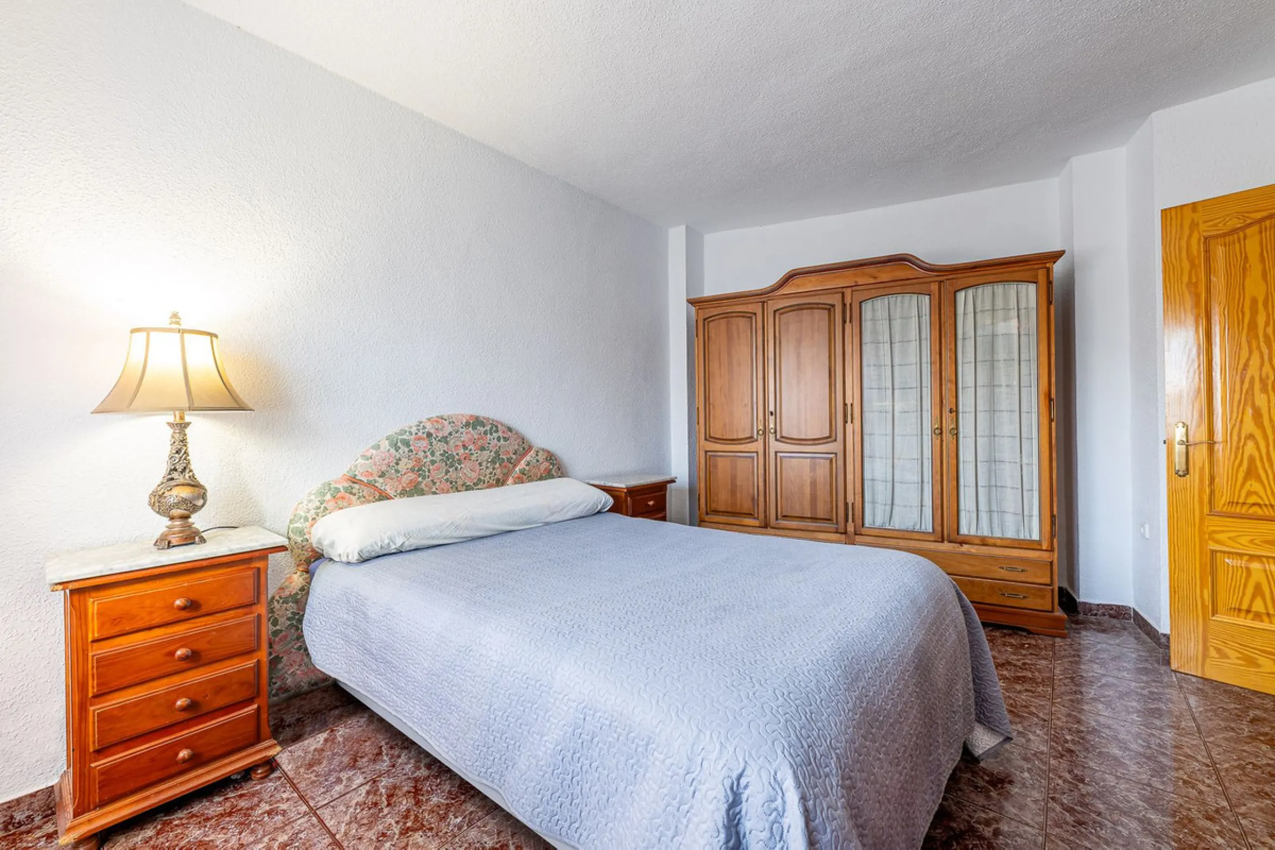 Imagine coming home and being welcomed by silence, light, and space. Live without rushing, with privacy, your own land, and the freedom that only a detached villa can offer in El Romeral, one of the quietest and most sought-after areas of Alhaurín de la T