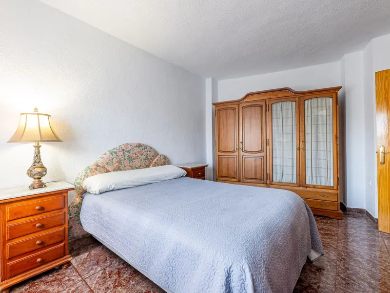 Imagine coming home and being welcomed by silence, light, and space. Live without rushing, with privacy, your own land, and the freedom that only a detached villa can offer in El Romeral, one of the quietest and most sought-after areas of Alhaurín de la T