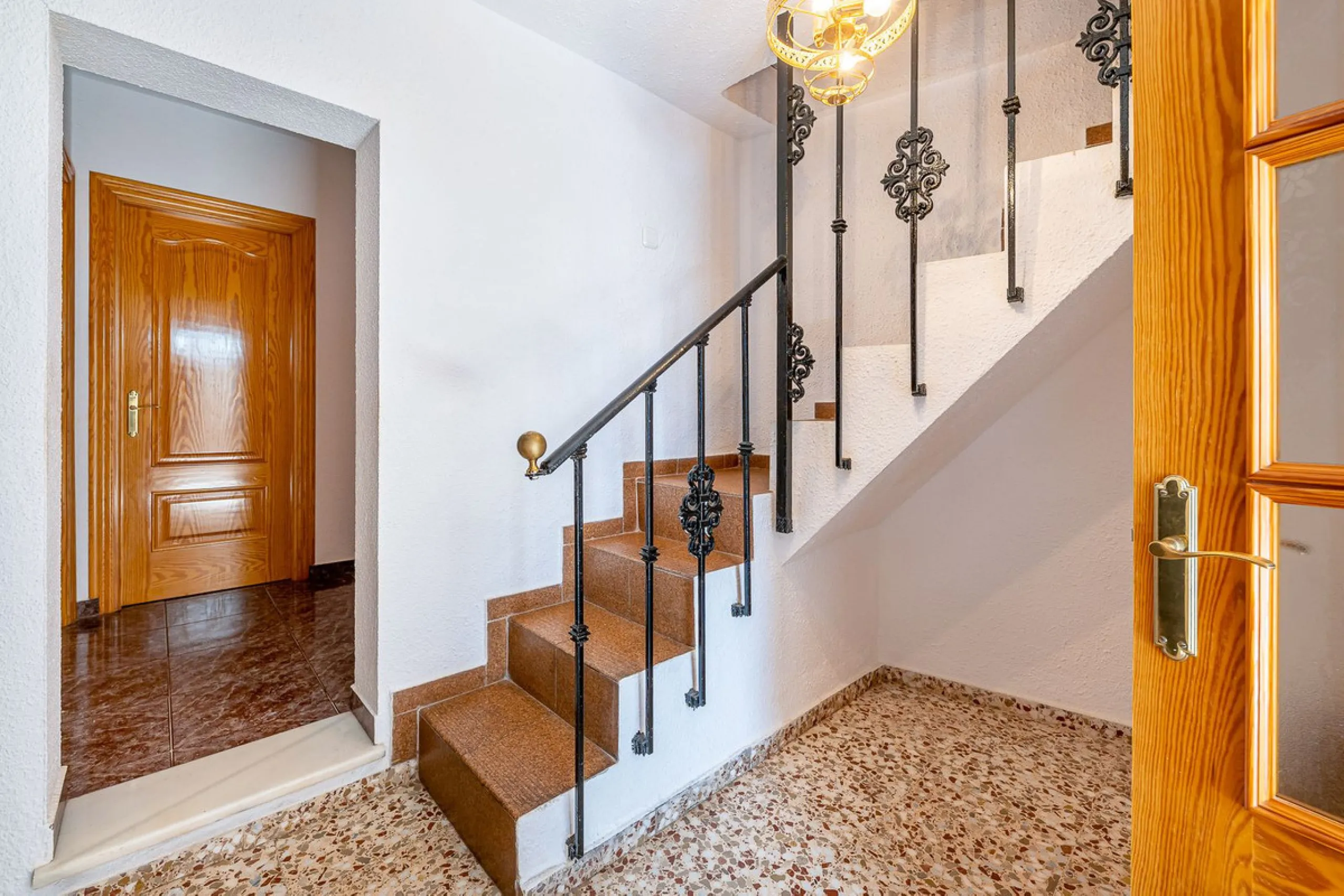 Imagine coming home and being welcomed by silence, light, and space. Live without rushing, with privacy, your own land, and the freedom that only a detached villa can offer in El Romeral, one of the quietest and most sought-after areas of Alhaurín de la T