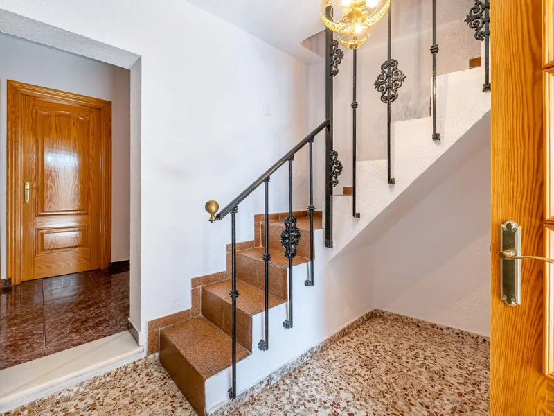 Imagine coming home and being welcomed by silence, light, and space. Live without rushing, with privacy, your own land, and the freedom that only a detached villa can offer in El Romeral, one of the quietest and most sought-after areas of Alhaurín de la T