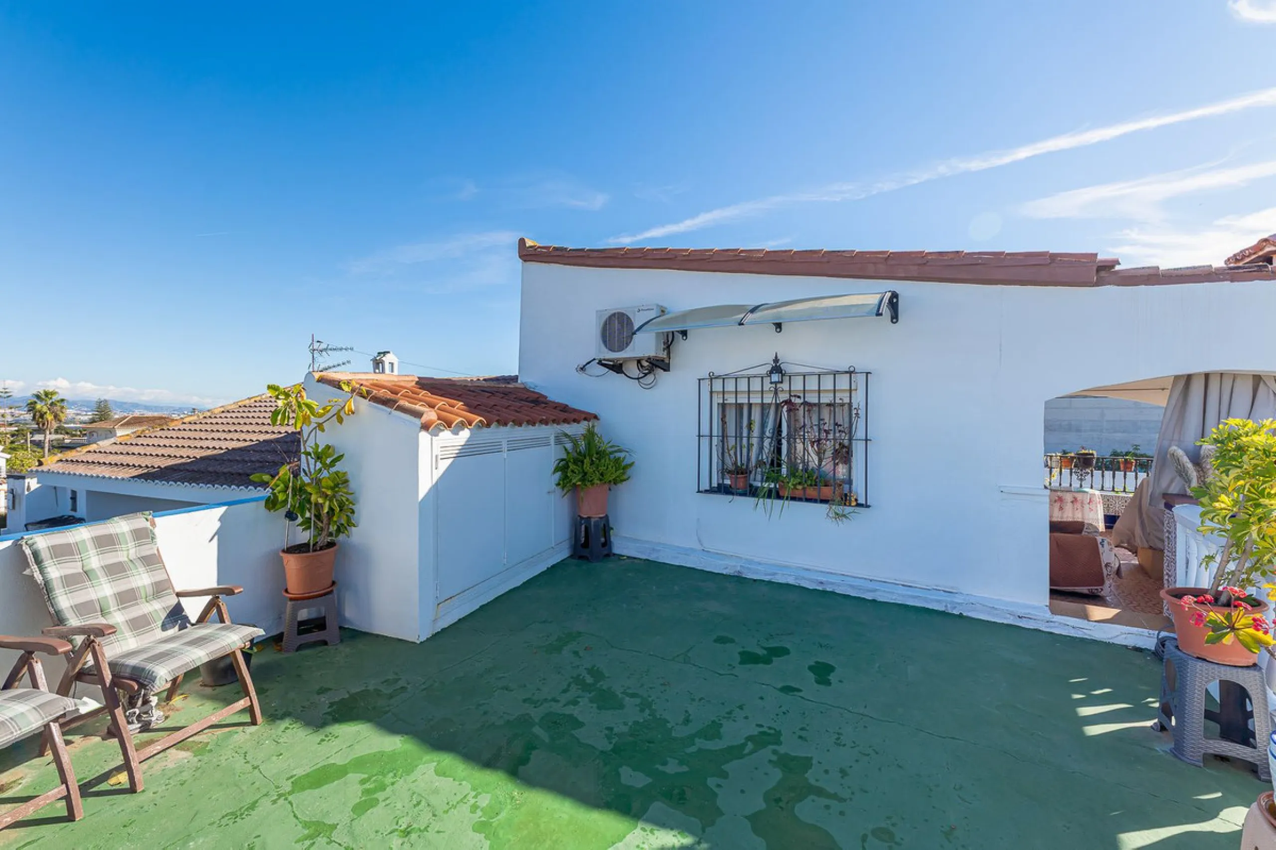 Imagine coming home and being welcomed by silence, light, and space. Live without rushing, with privacy, your own land, and the freedom that only a detached villa can offer in El Romeral, one of the quietest and most sought-after areas of Alhaurín de la T