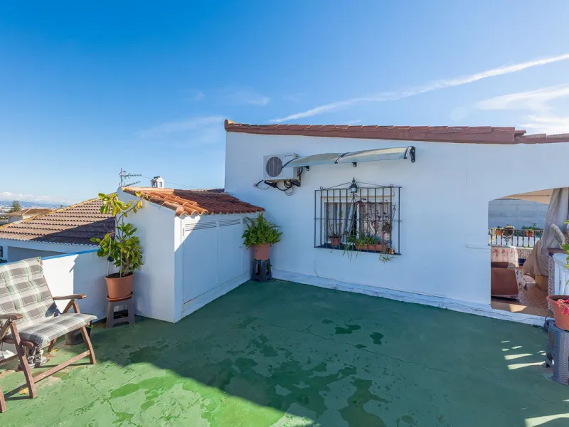 Imagine coming home and being welcomed by silence, light, and space. Live without rushing, with privacy, your own land, and the freedom that only a detached villa can offer in El Romeral, one of the quietest and most sought-after areas of Alhaurín de la T