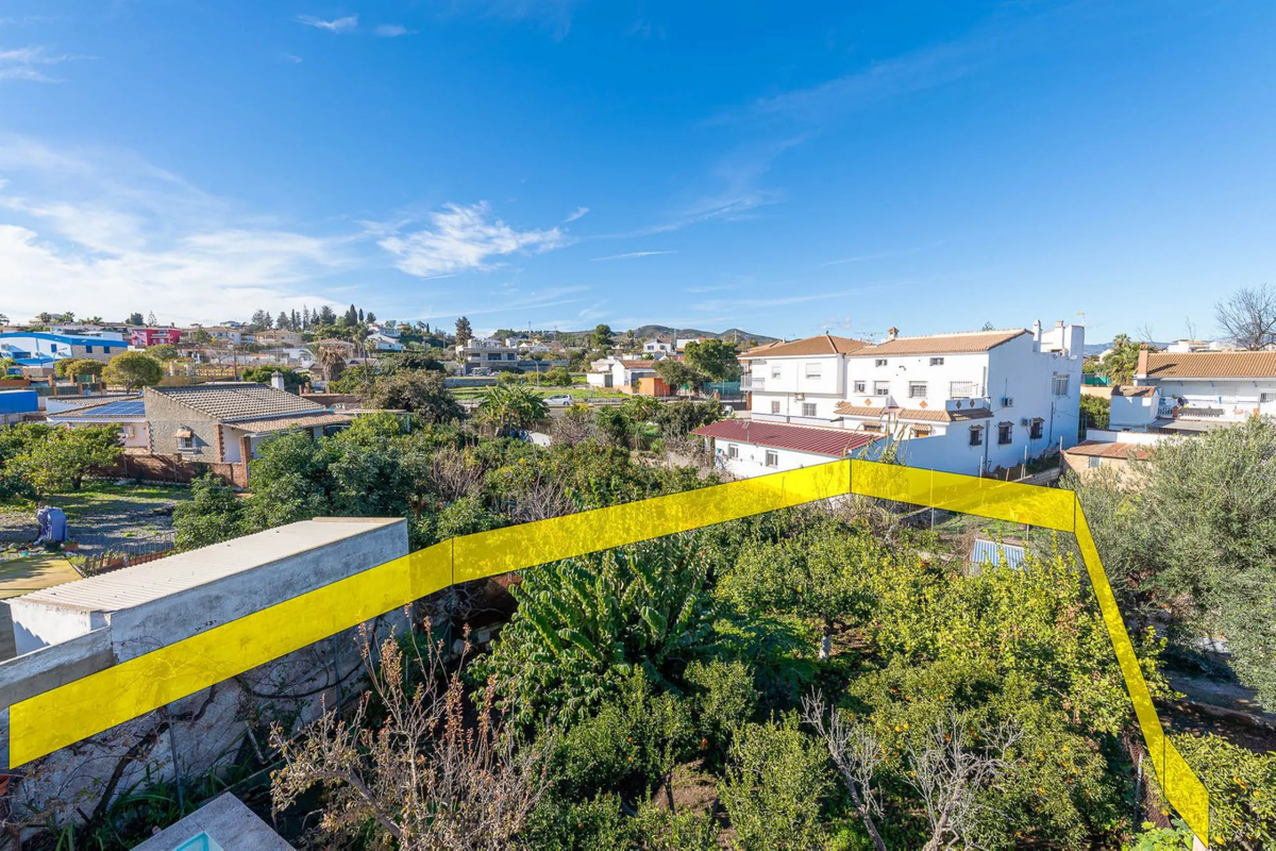 Imagine coming home and being welcomed by silence, light, and space. Live without rushing, with privacy, your own land, and the freedom that only a detached villa can offer in El Romeral, one of the quietest and most sought-after areas of Alhaurín de la T