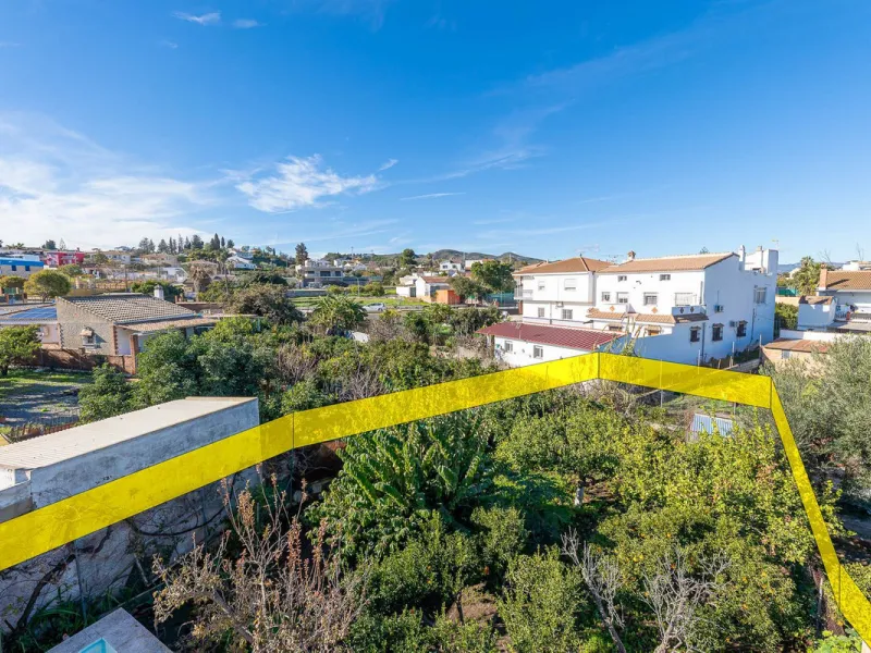 Imagine coming home and being welcomed by silence, light, and space. Live without rushing, with privacy, your own land, and the freedom that only a detached villa can offer in El Romeral, one of the quietest and most sought-after areas of Alhaurín de la T