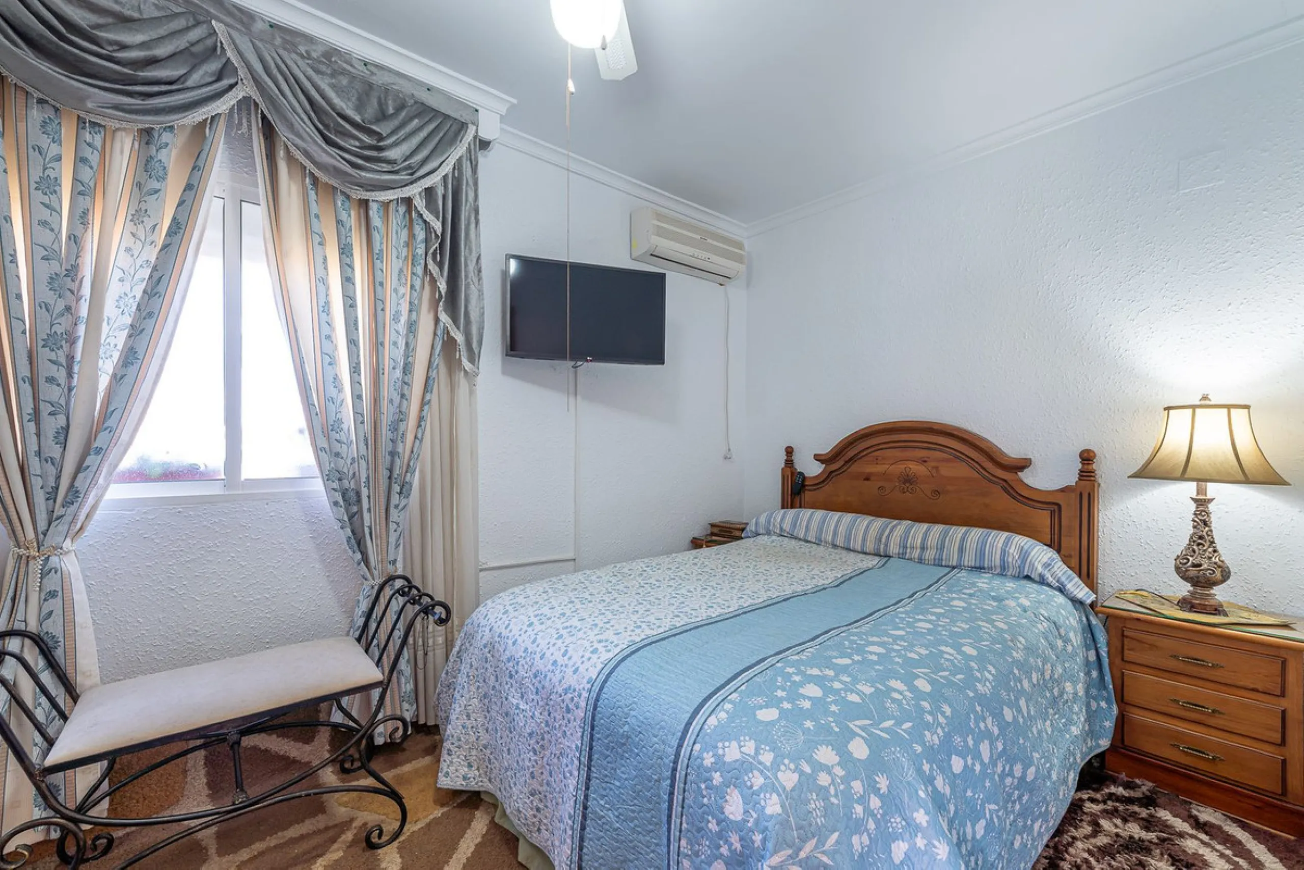 Imagine coming home and being welcomed by silence, light, and space. Live without rushing, with privacy, your own land, and the freedom that only a detached villa can offer in El Romeral, one of the quietest and most sought-after areas of Alhaurín de la T