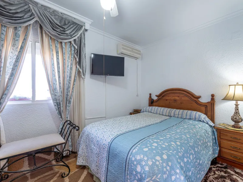 Imagine coming home and being welcomed by silence, light, and space. Live without rushing, with privacy, your own land, and the freedom that only a detached villa can offer in El Romeral, one of the quietest and most sought-after areas of Alhaurín de la T