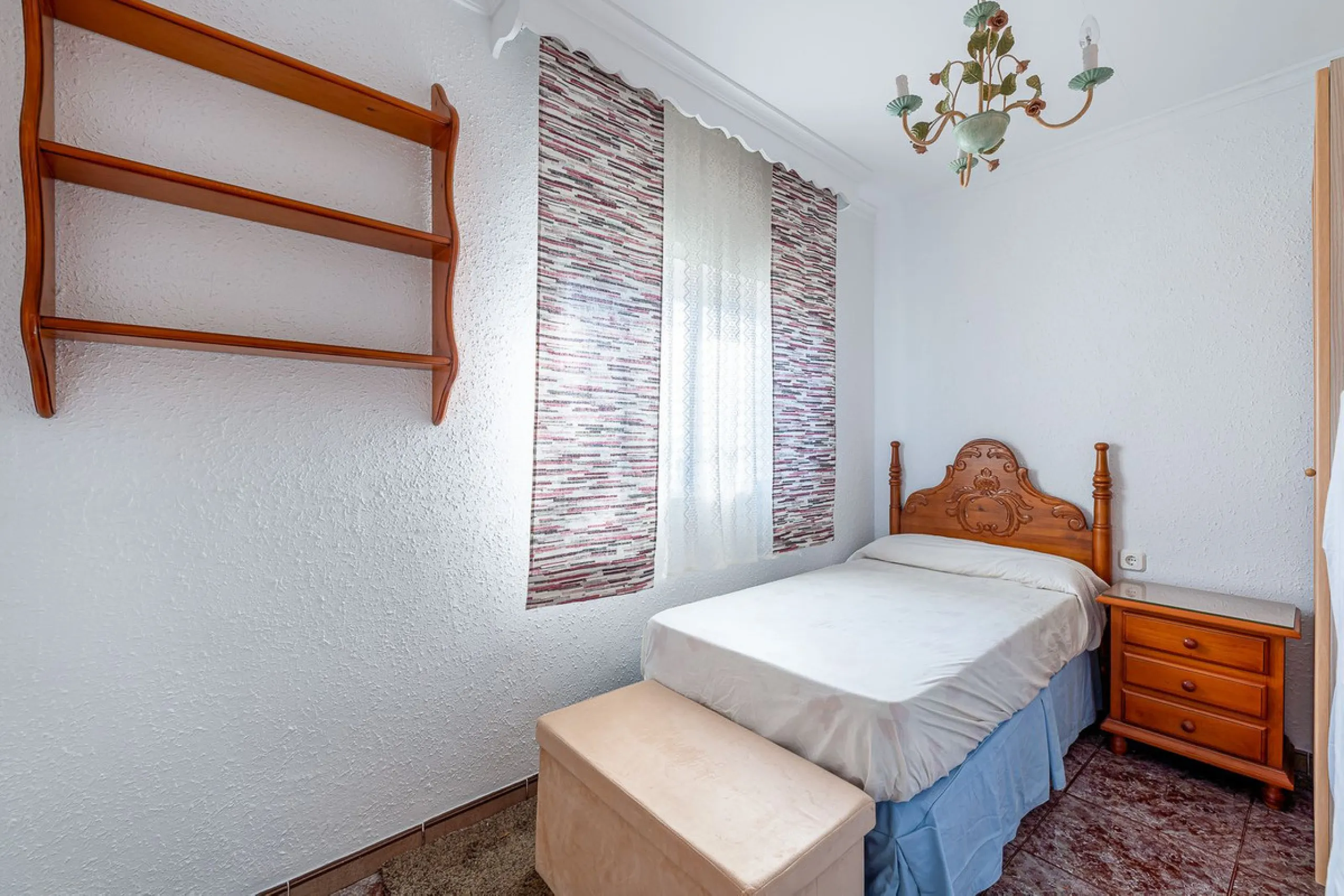 Imagine coming home and being welcomed by silence, light, and space. Live without rushing, with privacy, your own land, and the freedom that only a detached villa can offer in El Romeral, one of the quietest and most sought-after areas of Alhaurín de la T