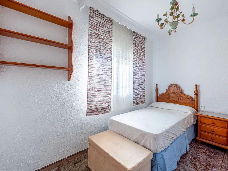 Imagine coming home and being welcomed by silence, light, and space. Live without rushing, with privacy, your own land, and the freedom that only a detached villa can offer in El Romeral, one of the quietest and most sought-after areas of Alhaurín de la T