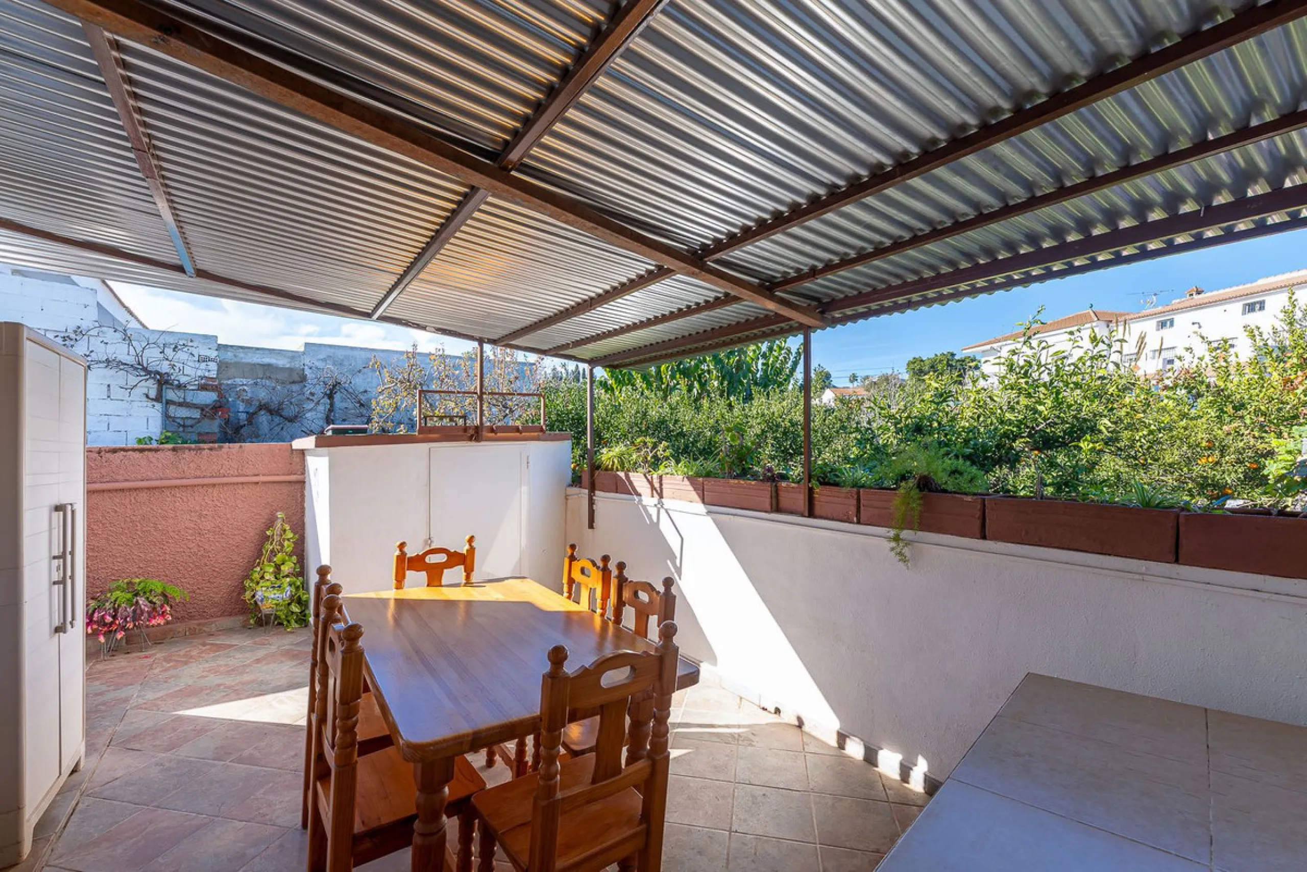 Imagine coming home and being welcomed by silence, light, and space. Live without rushing, with privacy, your own land, and the freedom that only a detached villa can offer in El Romeral, one of the quietest and most sought-after areas of Alhaurín de la T