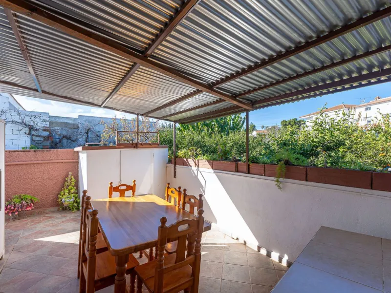Imagine coming home and being welcomed by silence, light, and space. Live without rushing, with privacy, your own land, and the freedom that only a detached villa can offer in El Romeral, one of the quietest and most sought-after areas of Alhaurín de la T