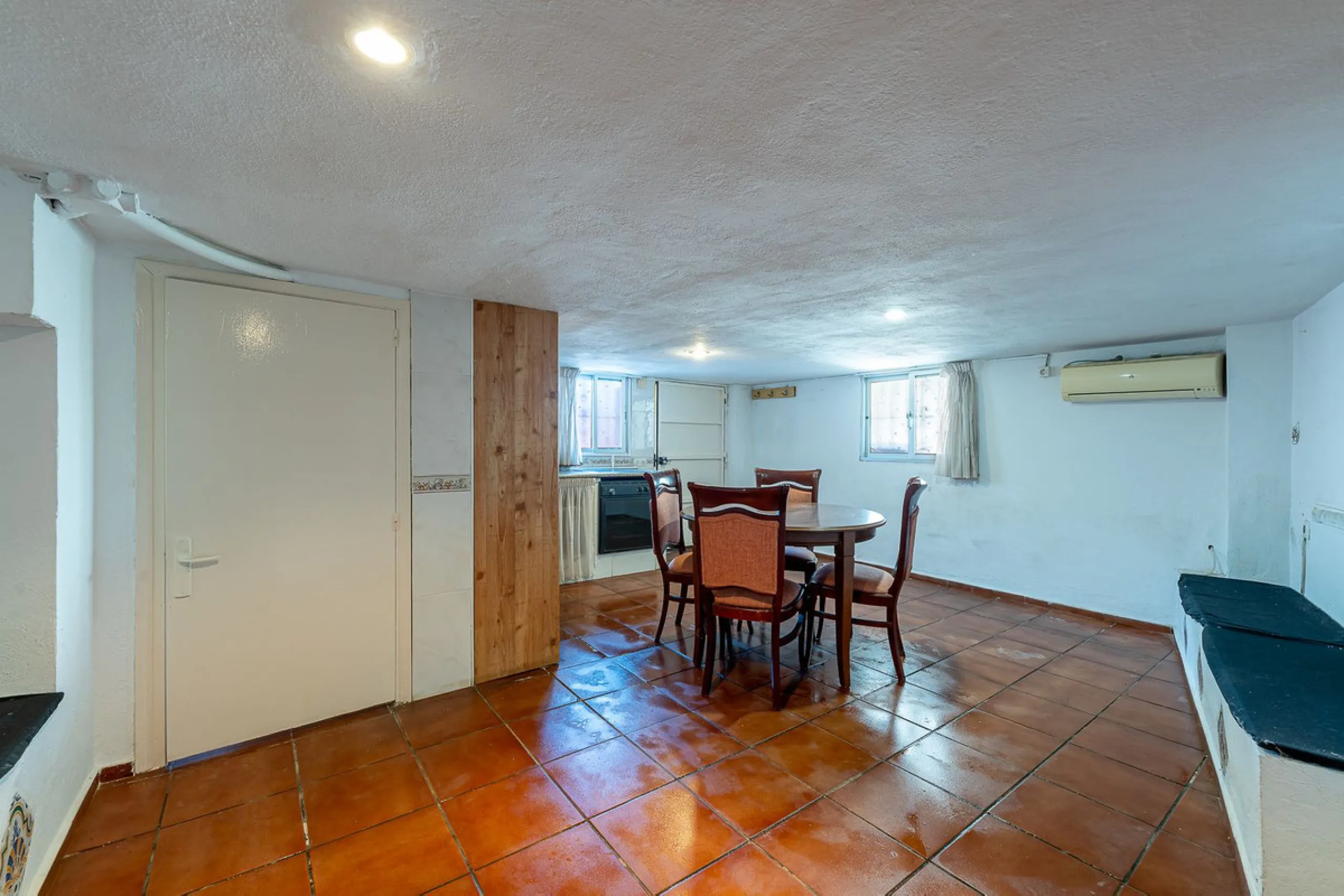 Imagine coming home and being welcomed by silence, light, and space. Live without rushing, with privacy, your own land, and the freedom that only a detached villa can offer in El Romeral, one of the quietest and most sought-after areas of Alhaurín de la T