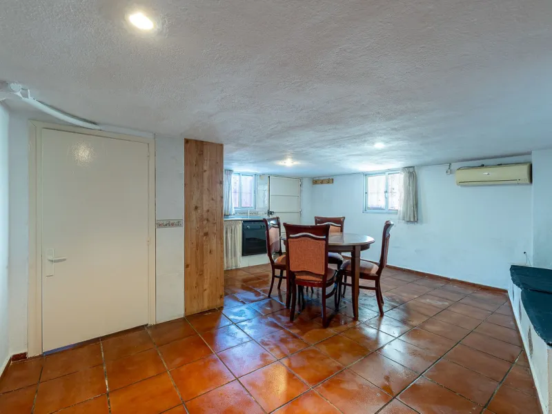 Imagine coming home and being welcomed by silence, light, and space. Live without rushing, with privacy, your own land, and the freedom that only a detached villa can offer in El Romeral, one of the quietest and most sought-after areas of Alhaurín de la T