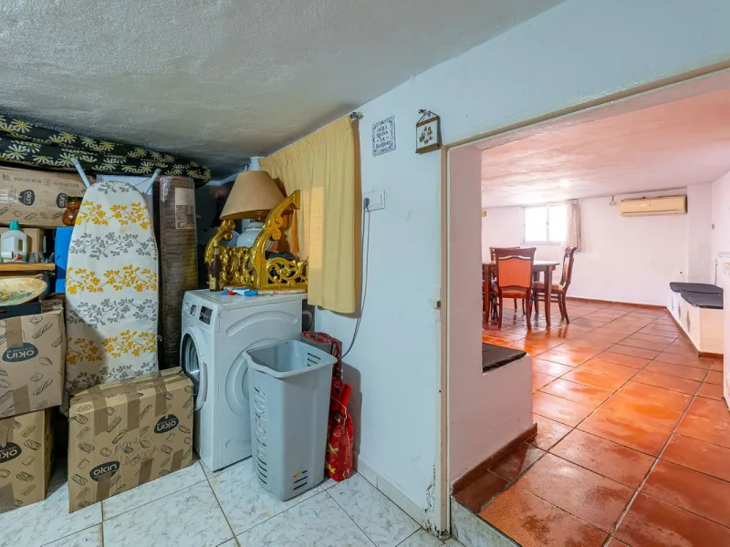 Imagine coming home and being welcomed by silence, light, and space. Live without rushing, with privacy, your own land, and the freedom that only a detached villa can offer in El Romeral, one of the quietest and most sought-after areas of Alhaurín de la T
