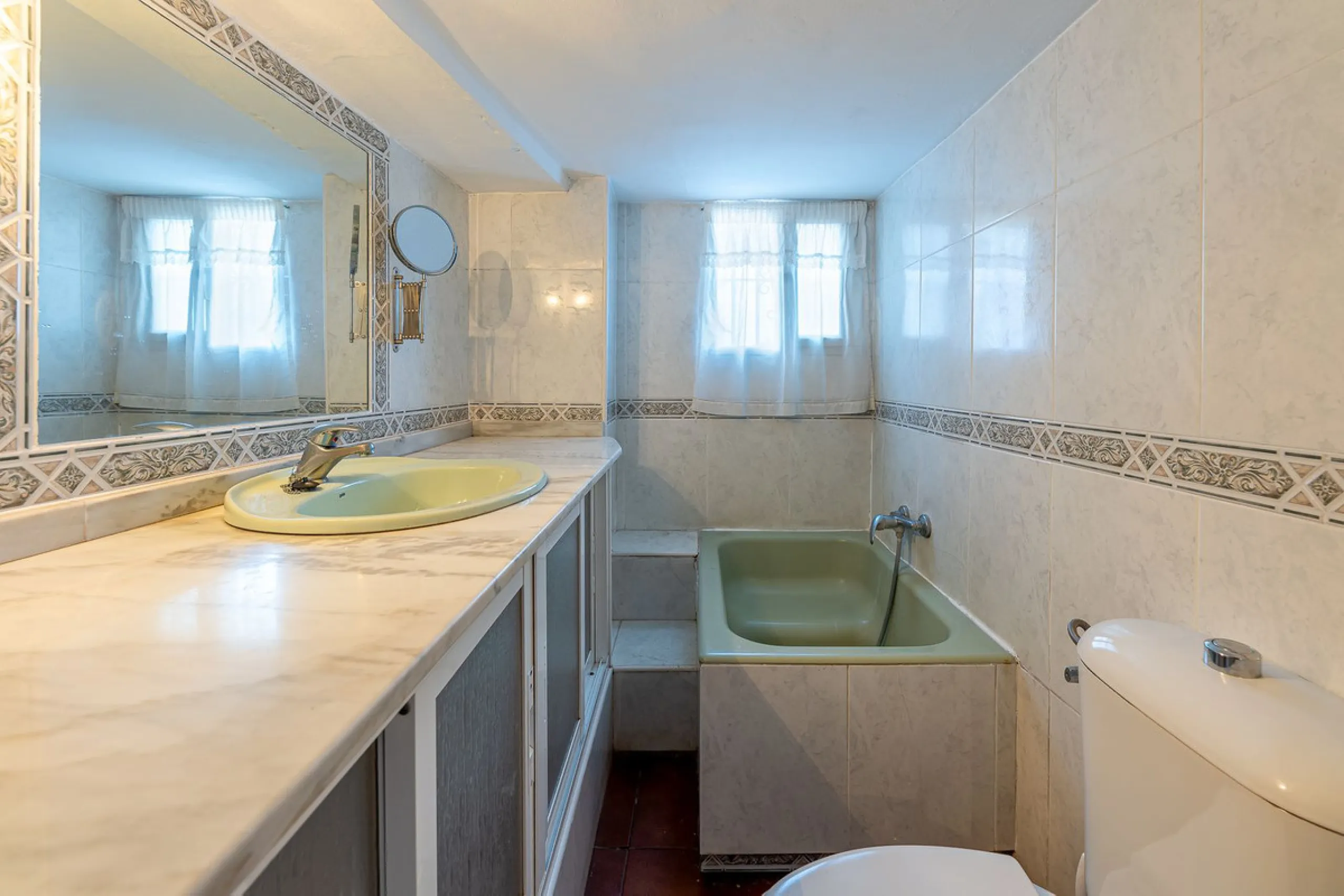 Imagine coming home and being welcomed by silence, light, and space. Live without rushing, with privacy, your own land, and the freedom that only a detached villa can offer in El Romeral, one of the quietest and most sought-after areas of Alhaurín de la T