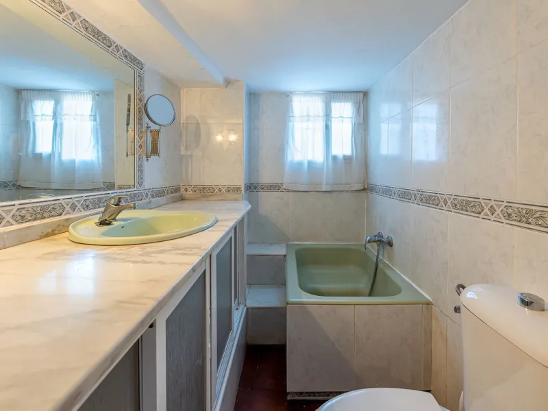 Imagine coming home and being welcomed by silence, light, and space. Live without rushing, with privacy, your own land, and the freedom that only a detached villa can offer in El Romeral, one of the quietest and most sought-after areas of Alhaurín de la T