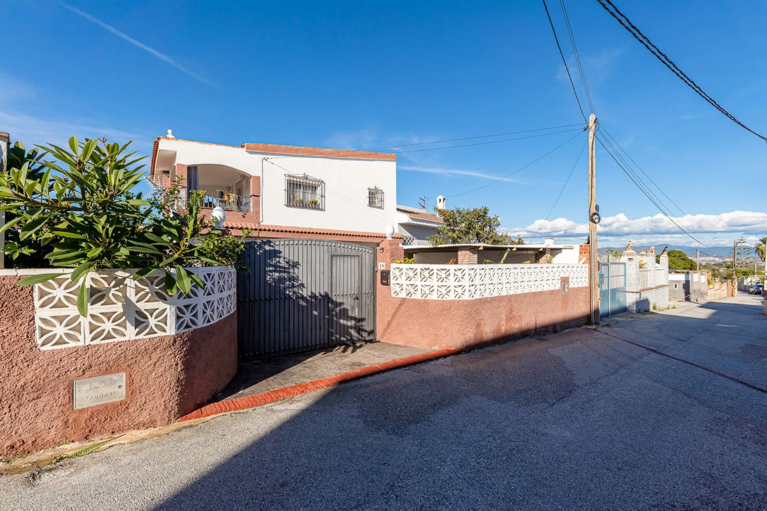 Imagine coming home and being welcomed by silence, light, and space. Live without rushing, with privacy, your own land, and the freedom that only a detached villa can offer in El Romeral, one of the quietest and most sought-after areas of Alhaurín de la T