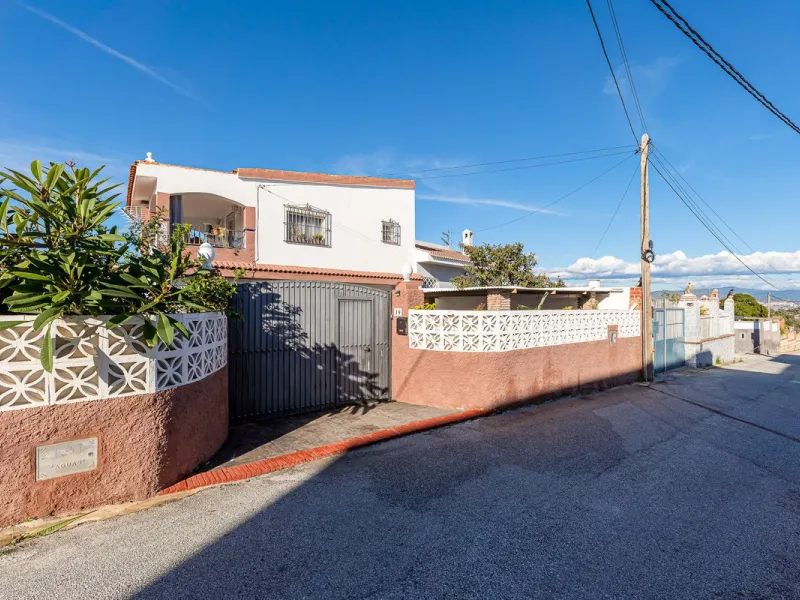 Imagine coming home and being welcomed by silence, light, and space. Live without rushing, with privacy, your own land, and the freedom that only a detached villa can offer in El Romeral, one of the quietest and most sought-after areas of Alhaurín de la T