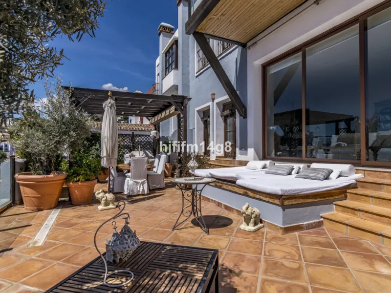 House - Townhouse в продаже в Benahavís, Málaga. В доме 3 спален и 3 ванных комнат. Площадь дома 167 м²