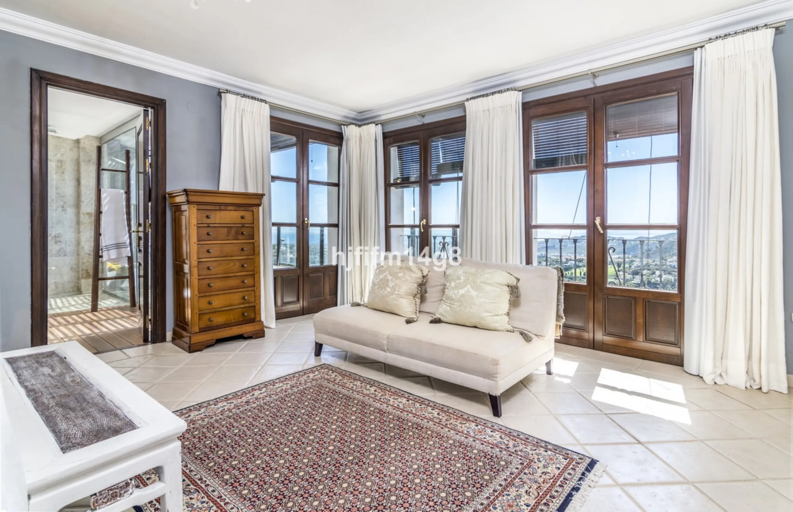House - Townhouse в продаже в Benahavís, Málaga. В доме 3 спален и 3 ванных комнат. Площадь дома 167 м²