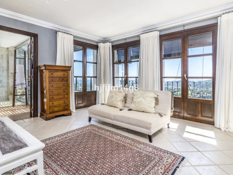 House - Townhouse в продаже в Benahavís, Málaga. В доме 3 спален и 3 ванных комнат. Площадь дома 167 м²