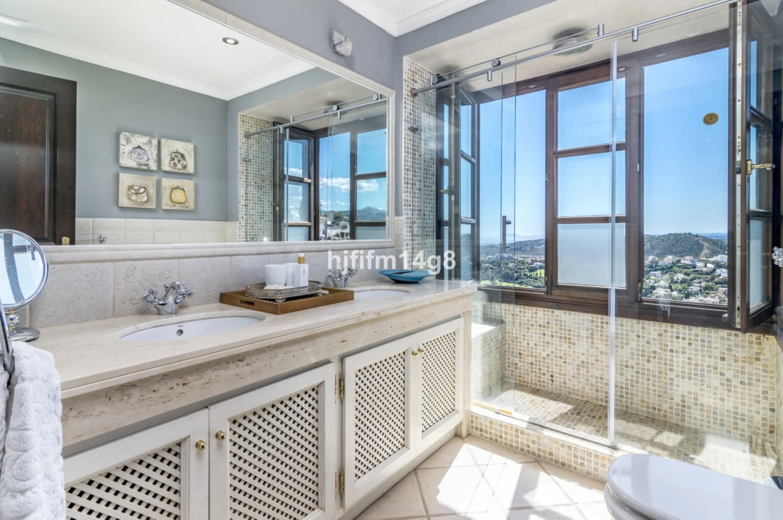 House - Townhouse в продаже в Benahavís, Málaga. В доме 3 спален и 3 ванных комнат. Площадь дома 167 м²
