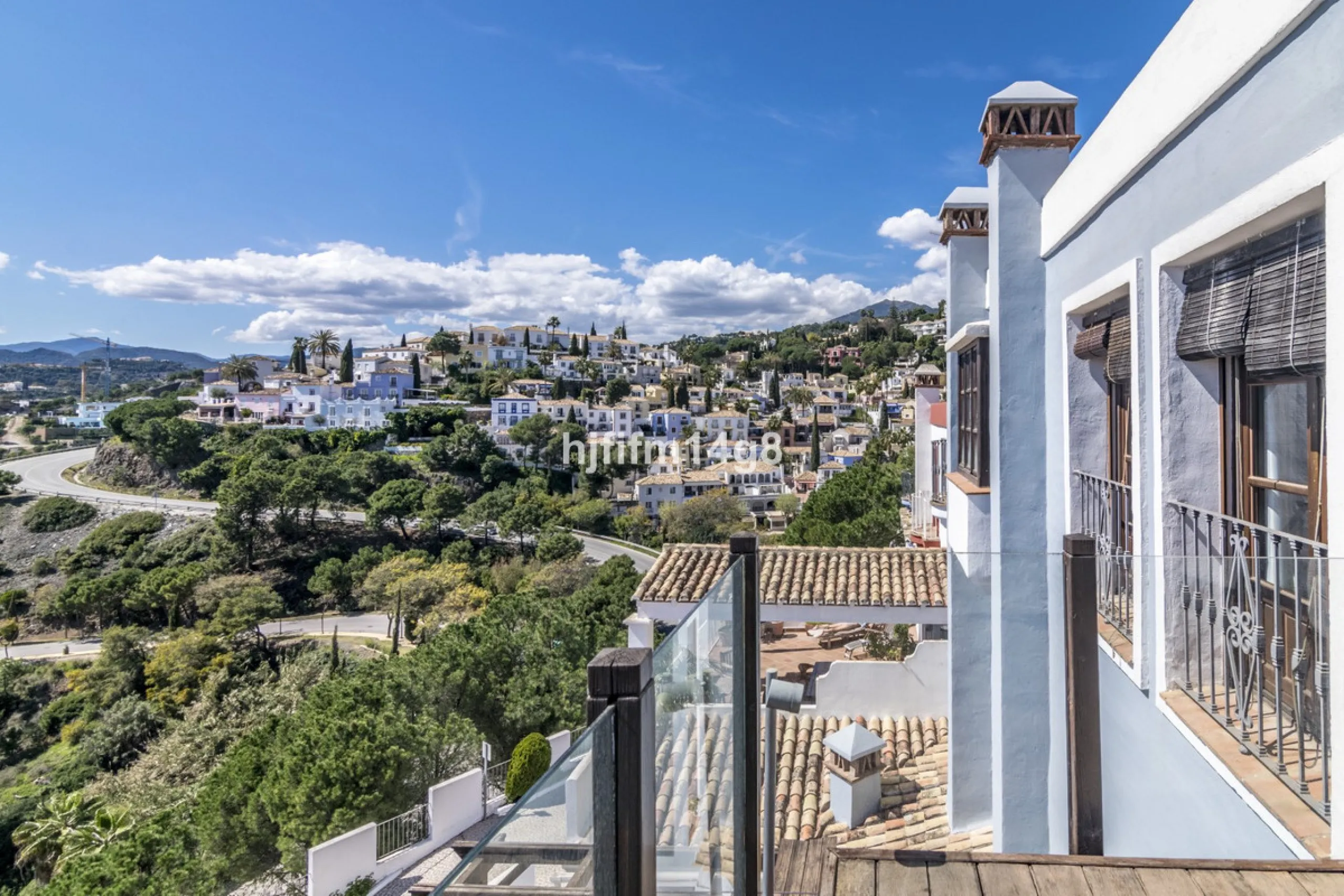 House - Townhouse в продаже в Benahavís, Málaga. В доме 3 спален и 3 ванных комнат. Площадь дома 167 м²