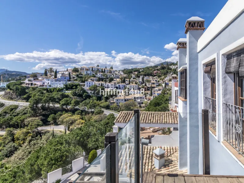 House - Townhouse в продаже в Benahavís, Málaga. В доме 3 спален и 3 ванных комнат. Площадь дома 167 м²