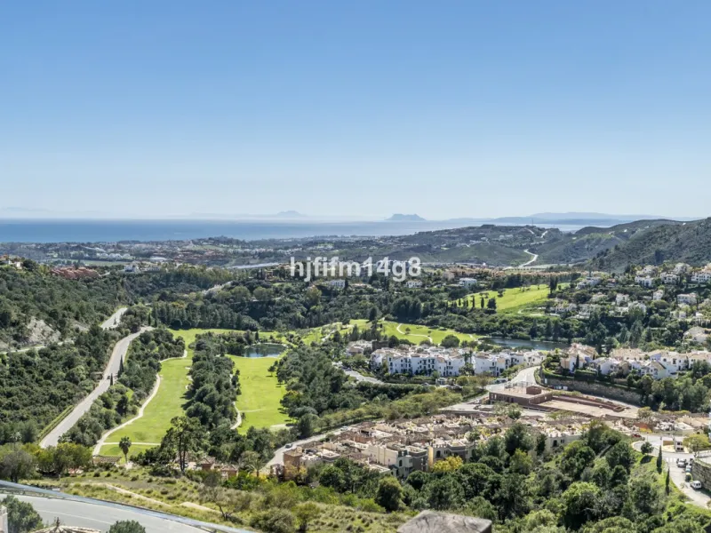 House - Townhouse в продаже в Benahavís, Málaga. В доме 3 спален и 3 ванных комнат. Площадь дома 167 м²