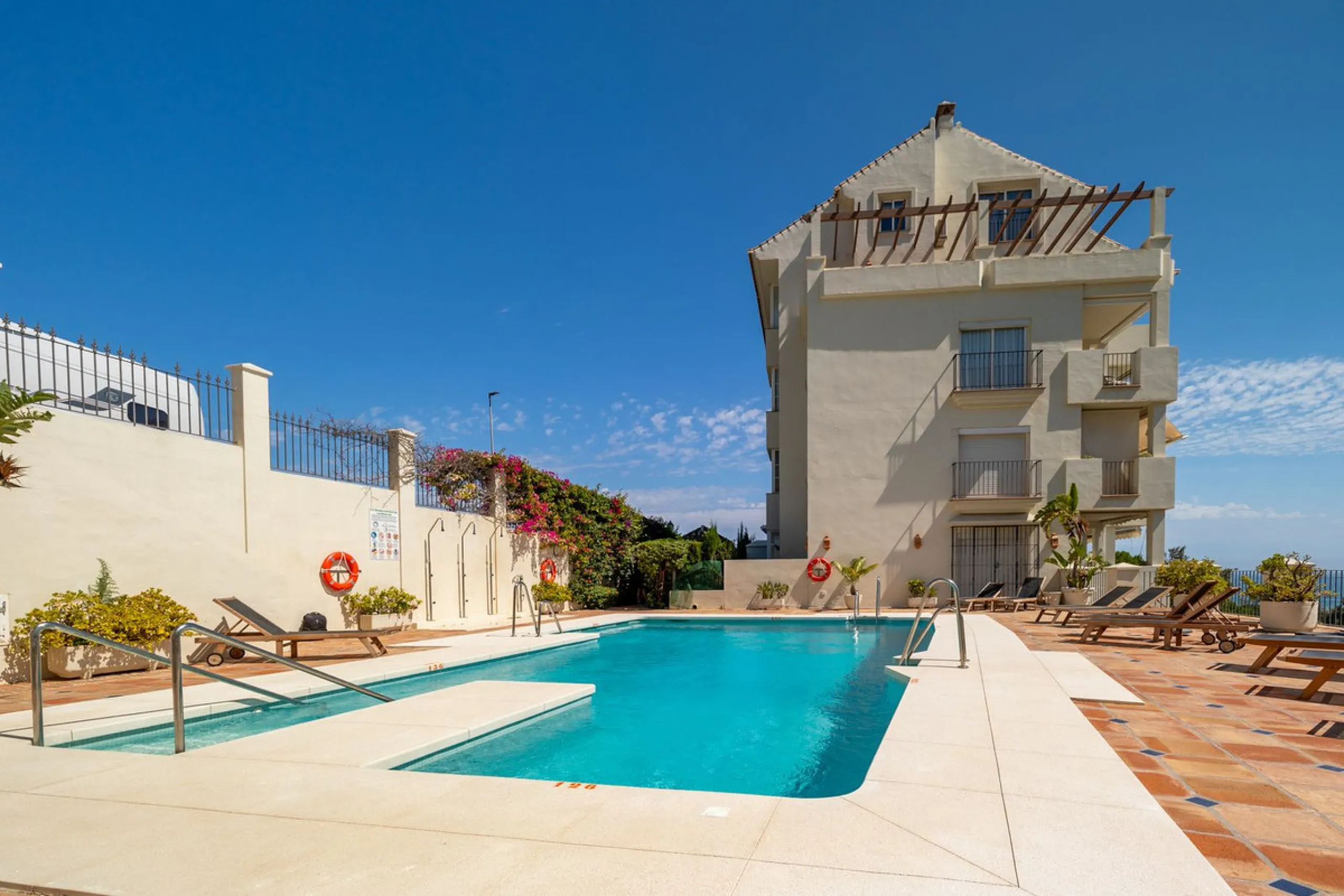 Very nice property with 3 big bedrooms and 2 bathrooms (+ separated guest toilet) for sale in ALBATROS at Golf Rio Real.