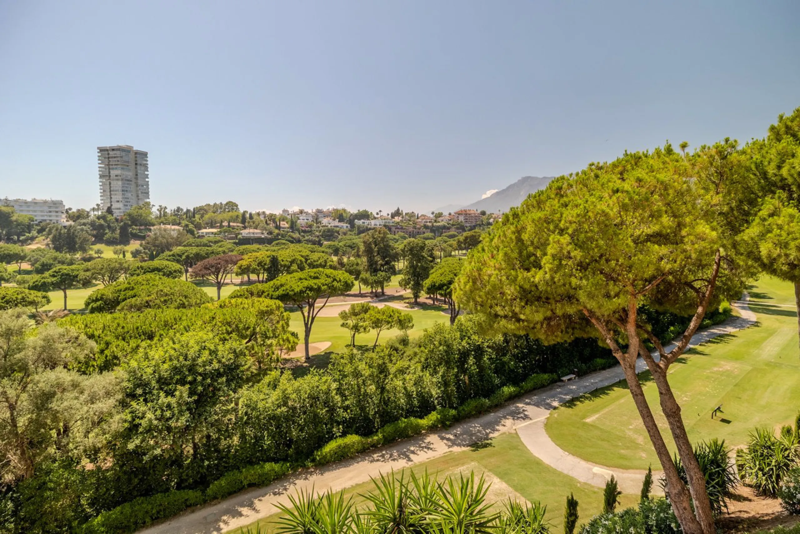 Very nice property with 3 big bedrooms and 2 bathrooms (+ separated guest toilet) for sale in ALBATROS at Golf Rio Real.