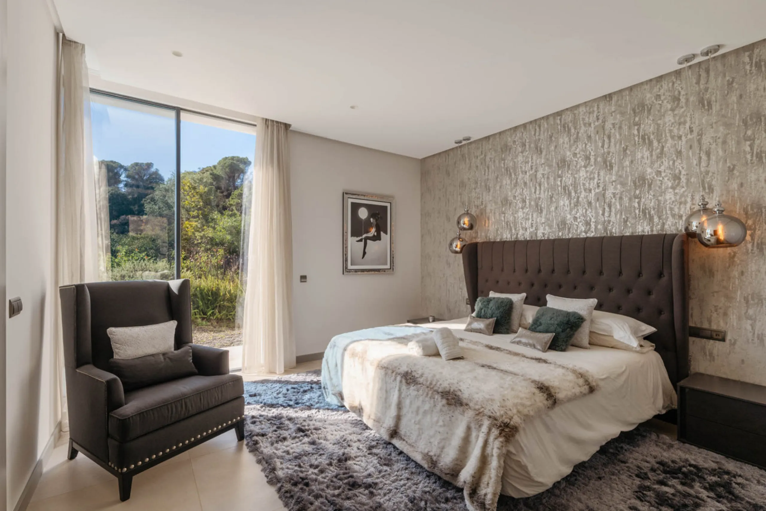 Designed by a distinguished architect, this villa is spread over two levels with an impressive built area. It features five luxurious bedrooms, each with its ensuite bathroom, an additional guest toilet, and a guest apartment that matches the main villa's