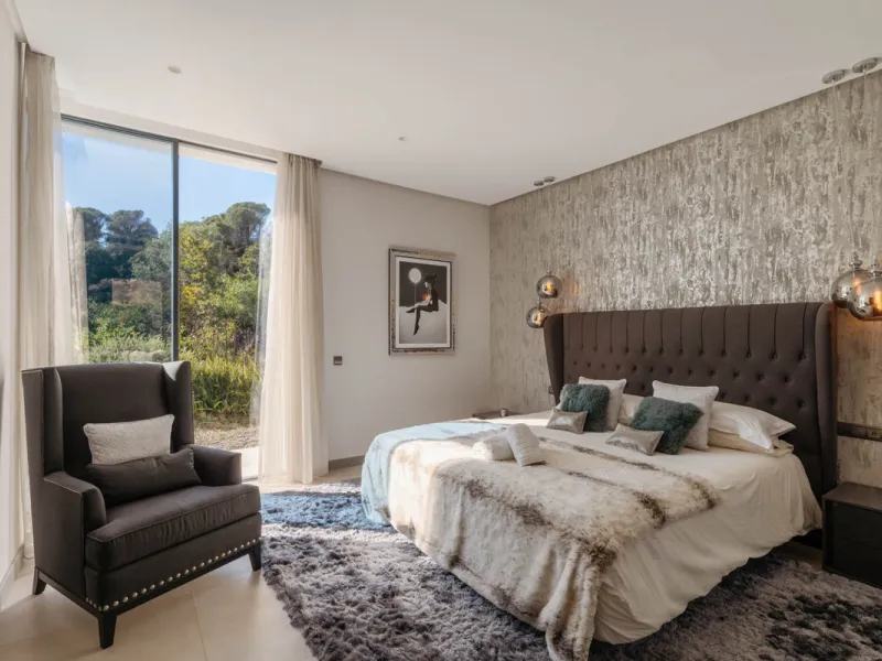 Designed by a distinguished architect, this villa is spread over two levels with an impressive built area. It features five luxurious bedrooms, each with its ensuite bathroom, an additional guest toilet, and a guest apartment that matches the main villa's