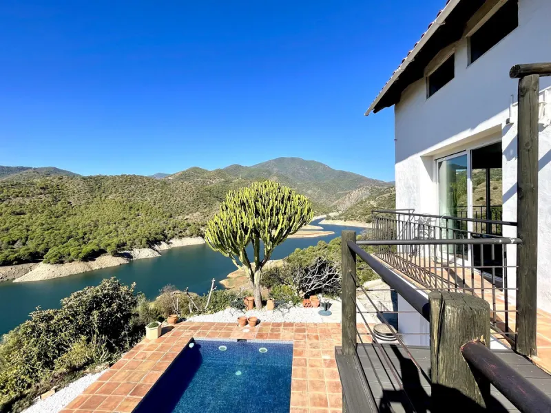 Unique Lakefront Retreat in Istan – Direct Access to the Lake & Panoramic Views