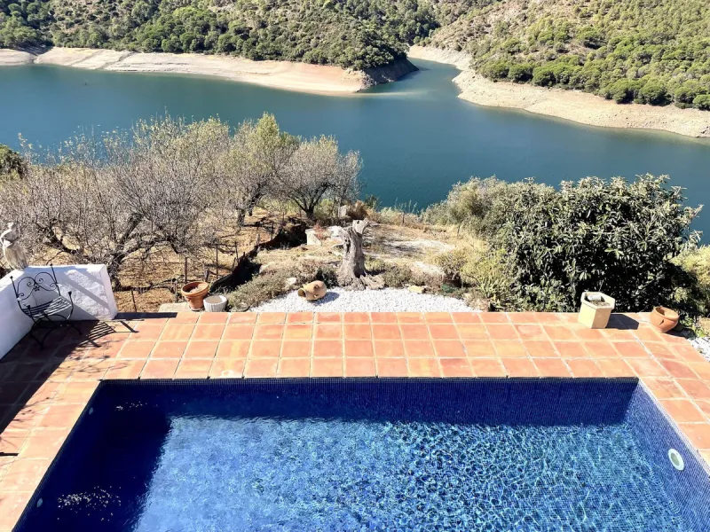 Unique Lakefront Retreat in Istan – Direct Access to the Lake & Panoramic Views