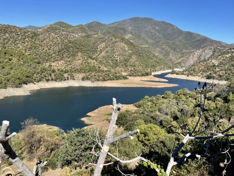 Unique Lakefront Retreat in Istan – Direct Access to the Lake & Panoramic Views