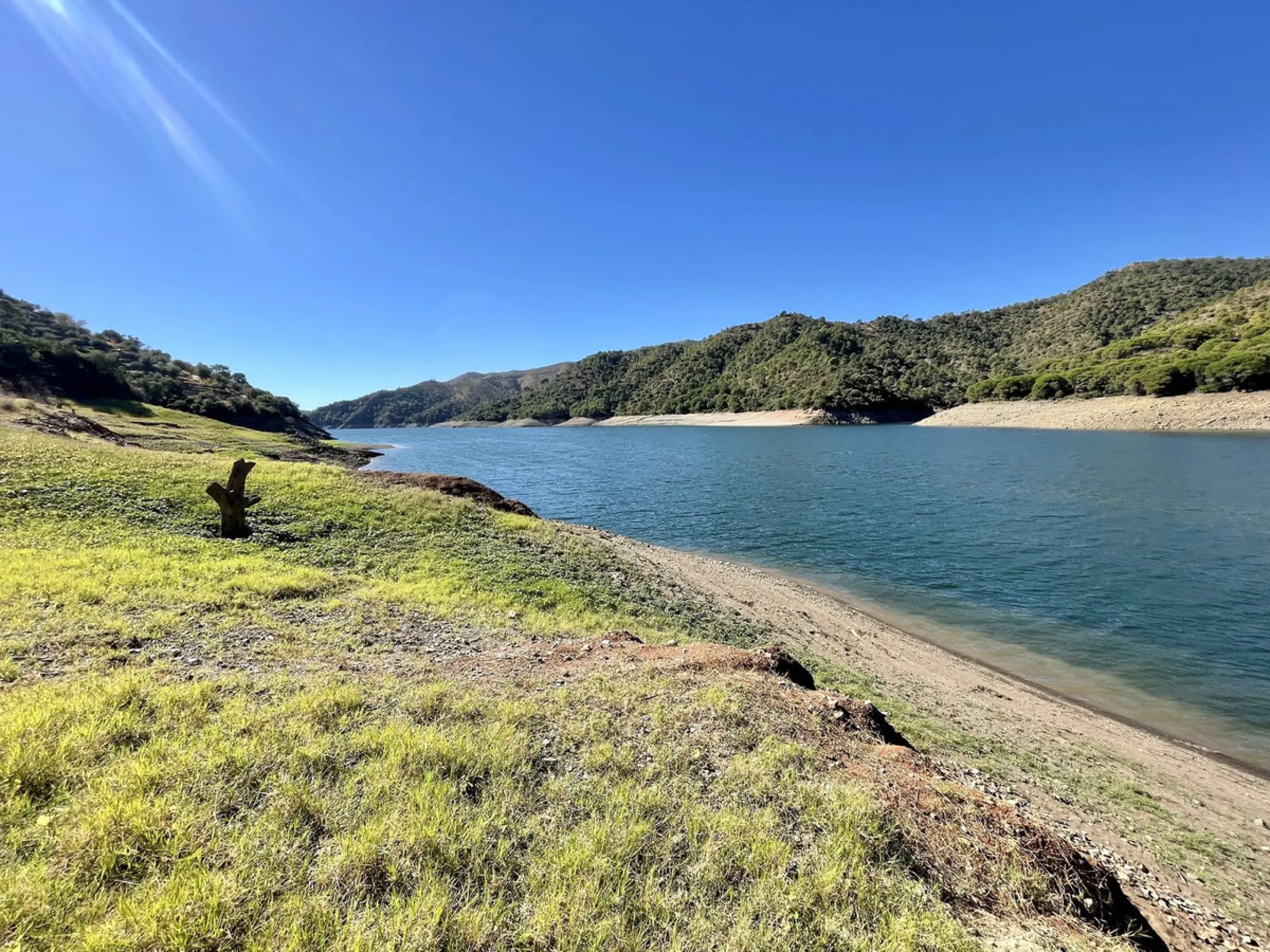 Unique Lakefront Retreat in Istan – Direct Access to the Lake & Panoramic Views