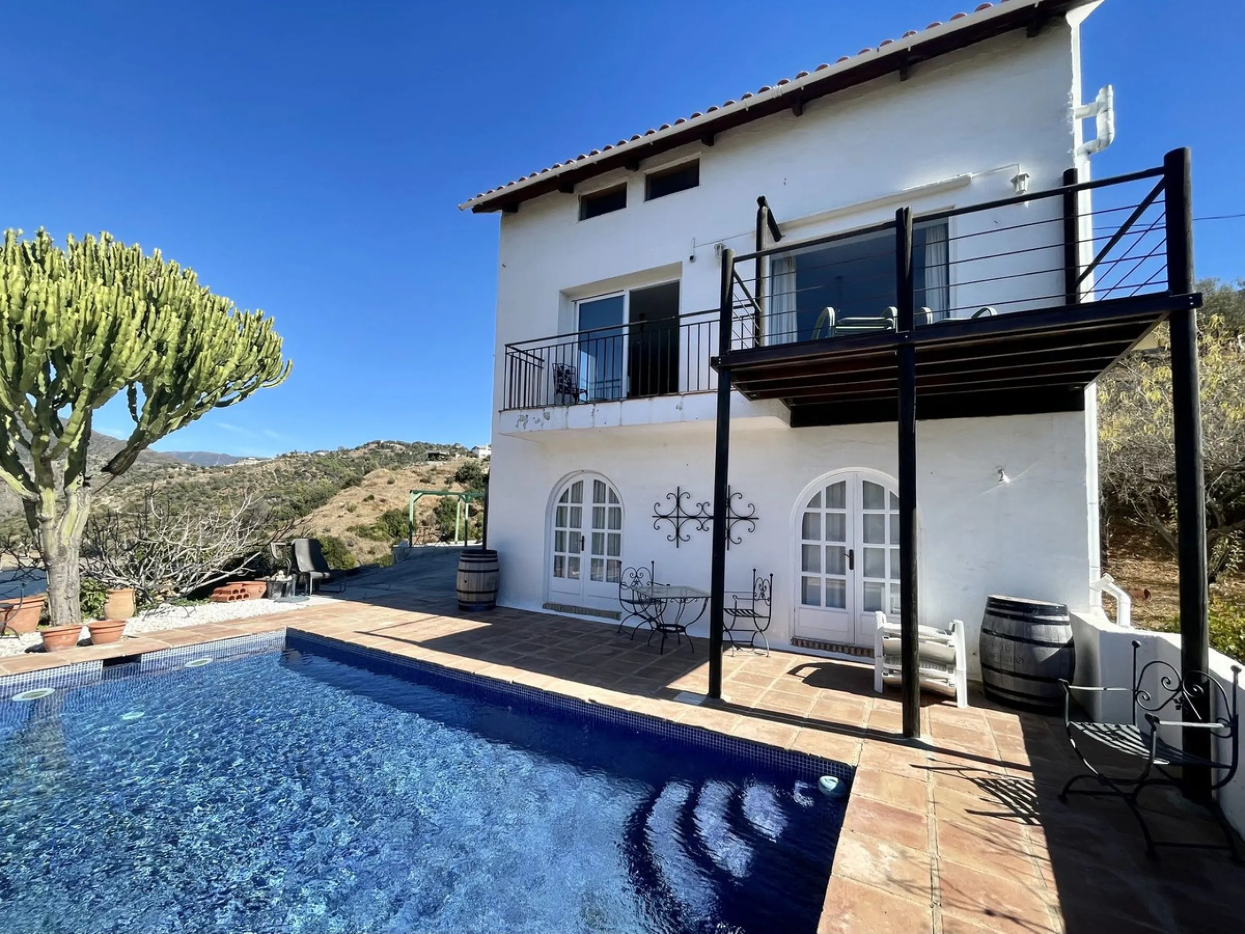 Unique Lakefront Retreat in Istan – Direct Access to the Lake & Panoramic Views