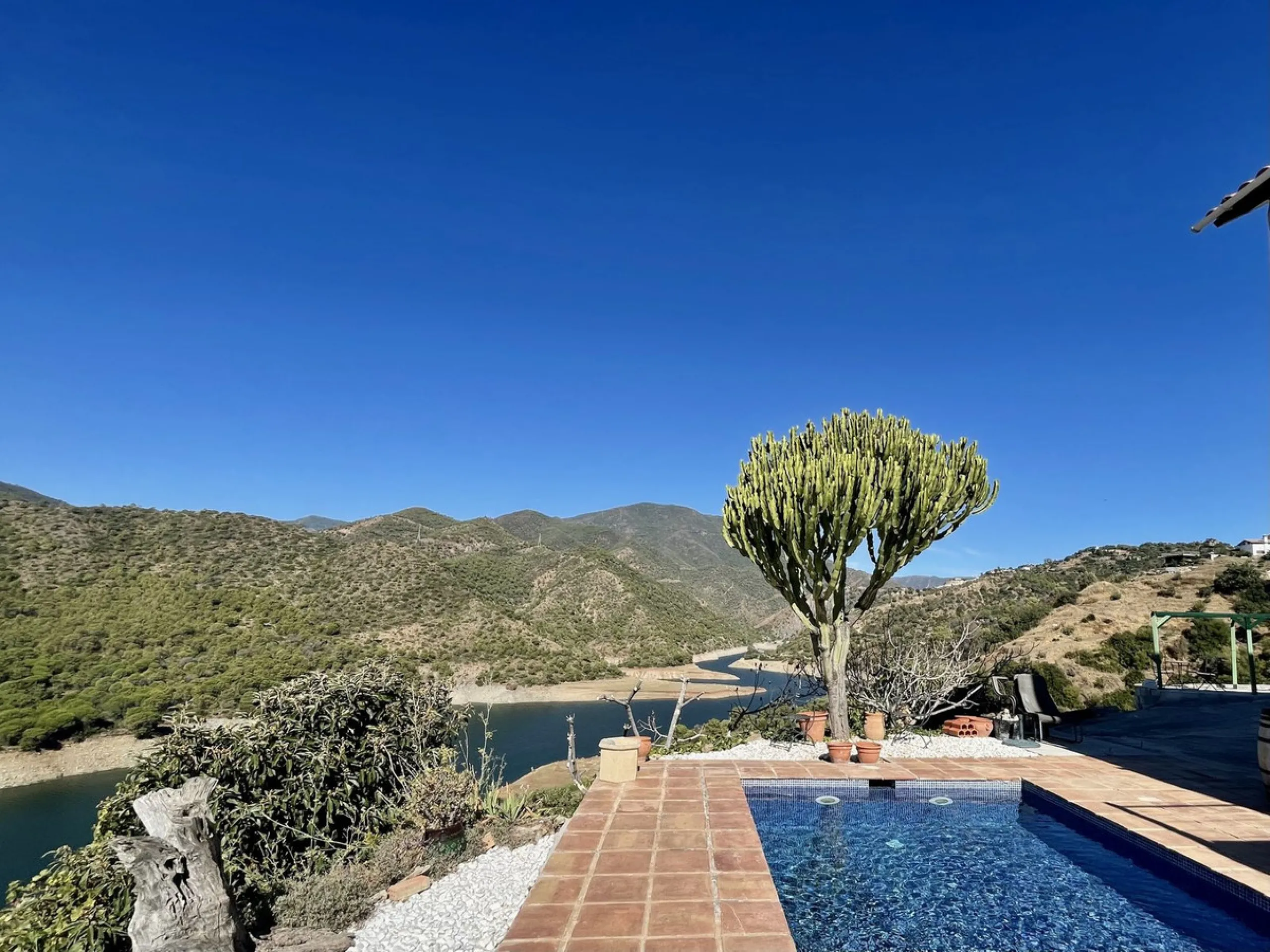 Unique Lakefront Retreat in Istan – Direct Access to the Lake & Panoramic Views