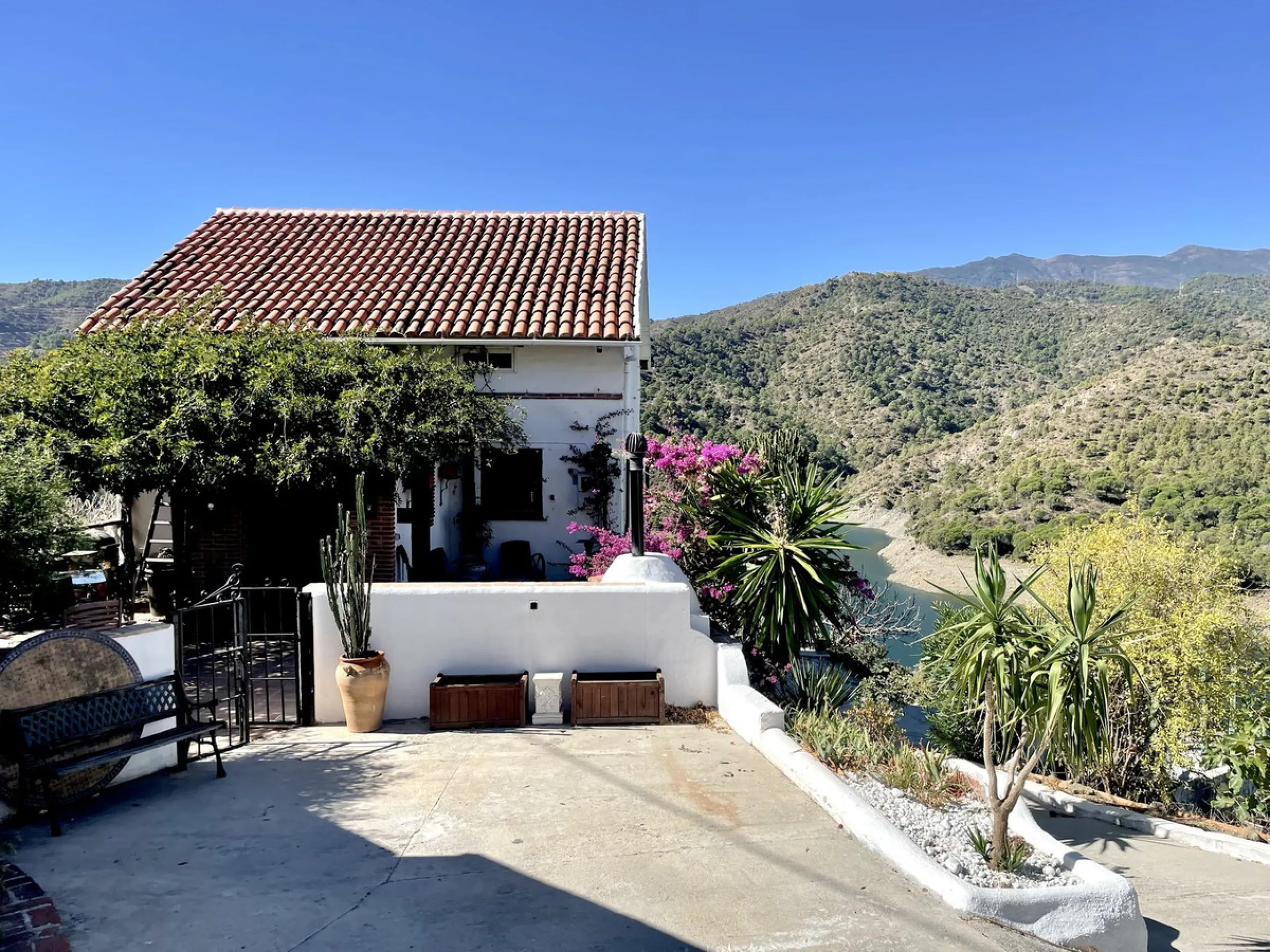 Unique Lakefront Retreat in Istan – Direct Access to the Lake & Panoramic Views