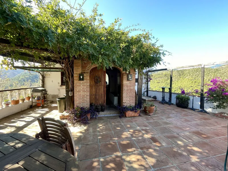 Unique Lakefront Retreat in Istan – Direct Access to the Lake & Panoramic Views